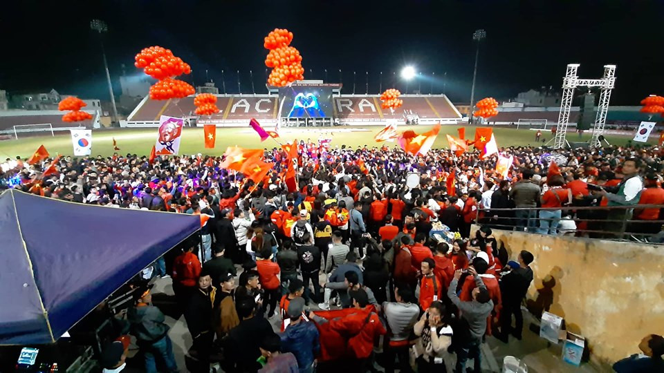 Trong trận chung kết môn bóng đá nam SEA Games 30 tại Philippines diễn ra vào tối 10/12, đội tuyển U22 Việt Nam đã giành chiến thắng cách biệt 3-0 trước đội tuyển U22 Indonesia và đoạt huy chương vàng, hàng triệu CĐV đã đổ ra đường ăn mừng chiến thắng.