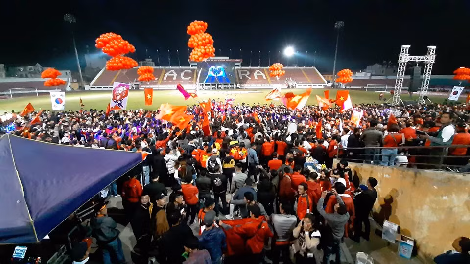 Trong trận chung kết môn bóng đá nam SEA Games 30 tại Philippines diễn ra vào tối 10/12, đội tuyển U22 Việt Nam đã giành chiến thắng cách biệt 3-0 trước đội tuyển U22 Indonesia và đoạt huy chương vàng, hàng triệu CĐV đã đổ ra đường ăn mừng chiến thắng.