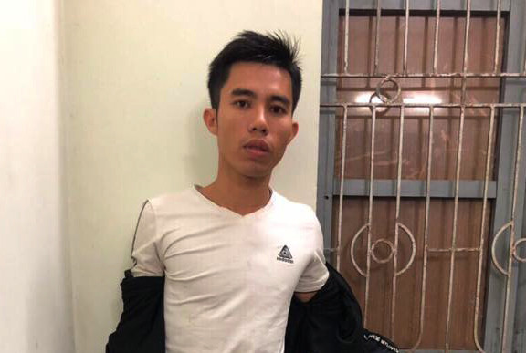 Gai mat-xa bi khach troi tren gia treo do, cuop dien thoai trong dem