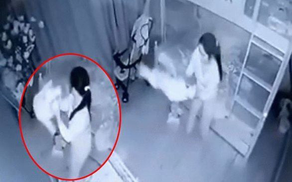 Khoi to nu giup viec cam chan be gai 14 thang tuoi doc nguoc