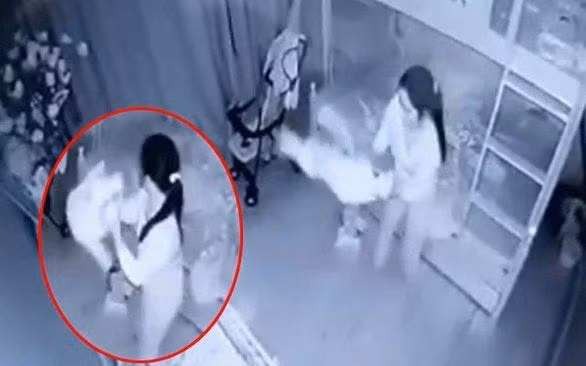 Khoi to nu giup viec cam chan be gai 14 thang tuoi doc nguoc