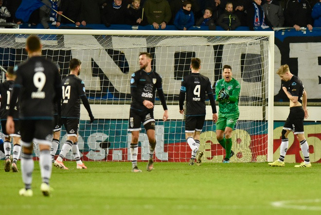 Van Hau tiep tuc ngoi du bi trong tran Heerenveen hoa nhoc nhan doi thu