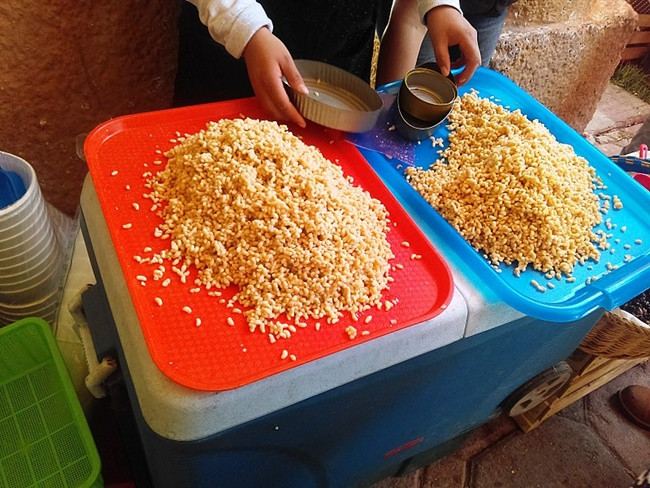 Việc thu thập trứng kiến không hề dễ, mùa thu hoạch ngắn từ tháng 2 đến tháng 4 và mỗi tổ chỉ cho 4 lần thu hoạch vào giai đoạn này.