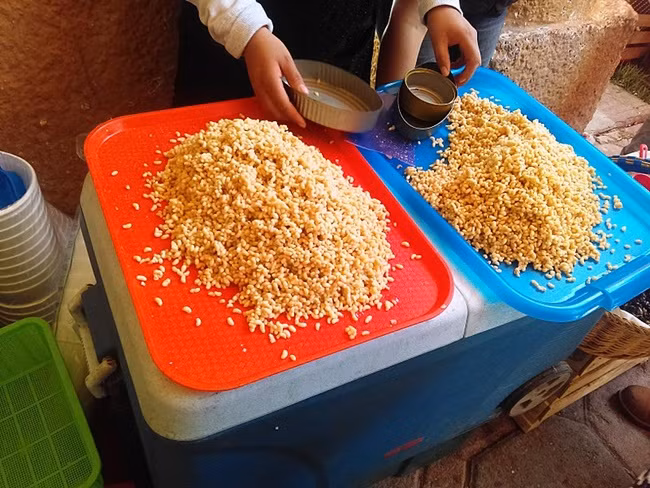 Việc thu thập trứng kiến không hề dễ, mùa thu hoạch ngắn từ tháng 2 đến tháng 4 và mỗi tổ chỉ cho 4 lần thu hoạch vào giai đoạn này.