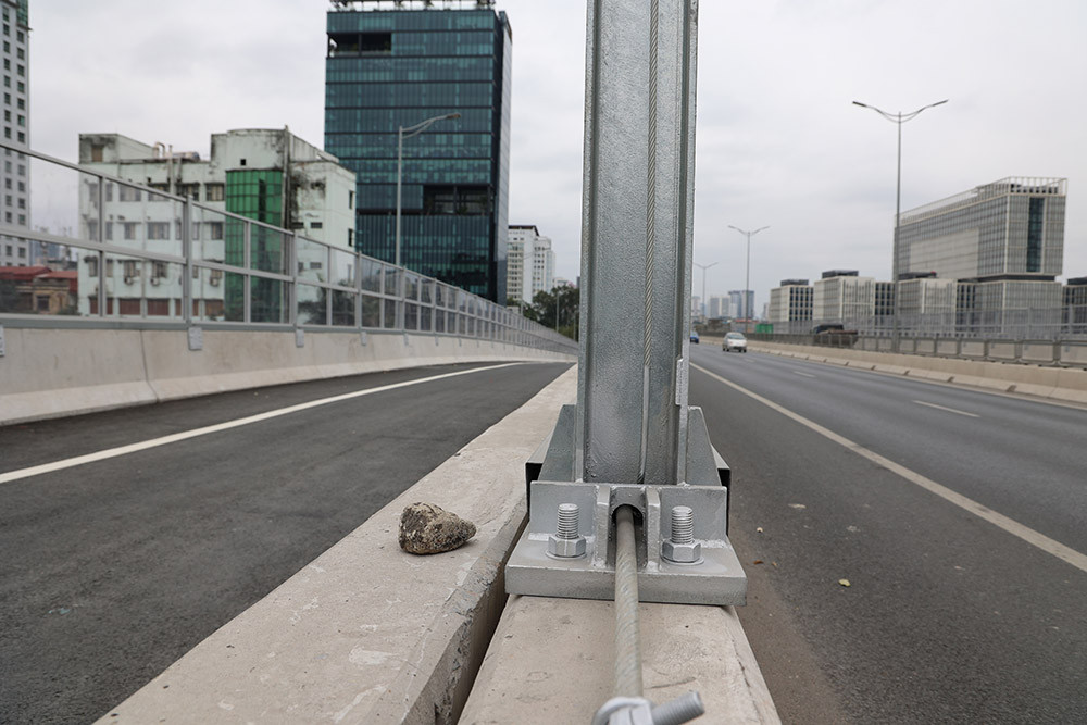 Cùng với đó, người, phương tiện, thiết bị phục vụ việc quản lý, bảo trì đường cao tốc có phù hiệu hoặc biểu tượng riêng được đi lại trên đường cao tốc (không quy định tốc độ) nhưng không gây ảnh hưởng và cản trở giao thông trên đường cao tốc, tuân thủ các quy định tiêu chuẩn quản lý và khai thác đường cao tốc.