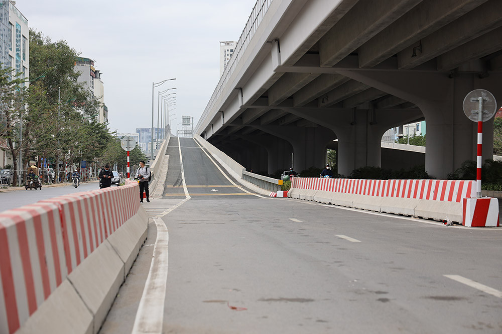 Hạng mục 6 nhánh ram kết nối lên, xuống đường Vành đai 3 trên cao được khởi công từ tháng 10/2020 tại khu vực: Hoàng Quốc Việt dài 247m; khu vực Cổ Nhuế dài 330m và khu vực Nam Thăng Long dài 222m. Mỗi nút giao này sẽ được tiến hành xây dựng 2 ram lối lên và lối xuống, gồm một làn ô tô và một làn khẩn cấp.