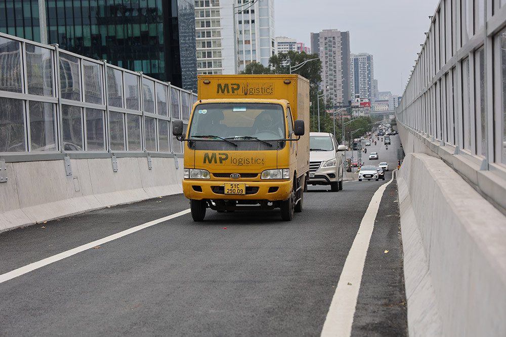 Ngoại trừ các phương tiện, đối tượng được nêu trên, các phương tiện cơ giới đường bộ có kiểm định an toàn kỹ thuật và bảo vệ môi trường và đảm bảo các quy định của pháp luật có liên quan được phép tham gia giao thông trên đường cao tốc.