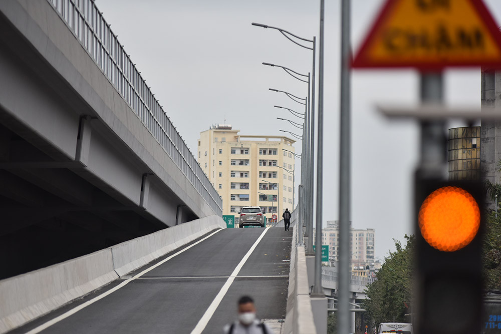 Hệ thống đèn giao thông cùng biển báo được lắp đặt tại vị trí dễ quan sát.