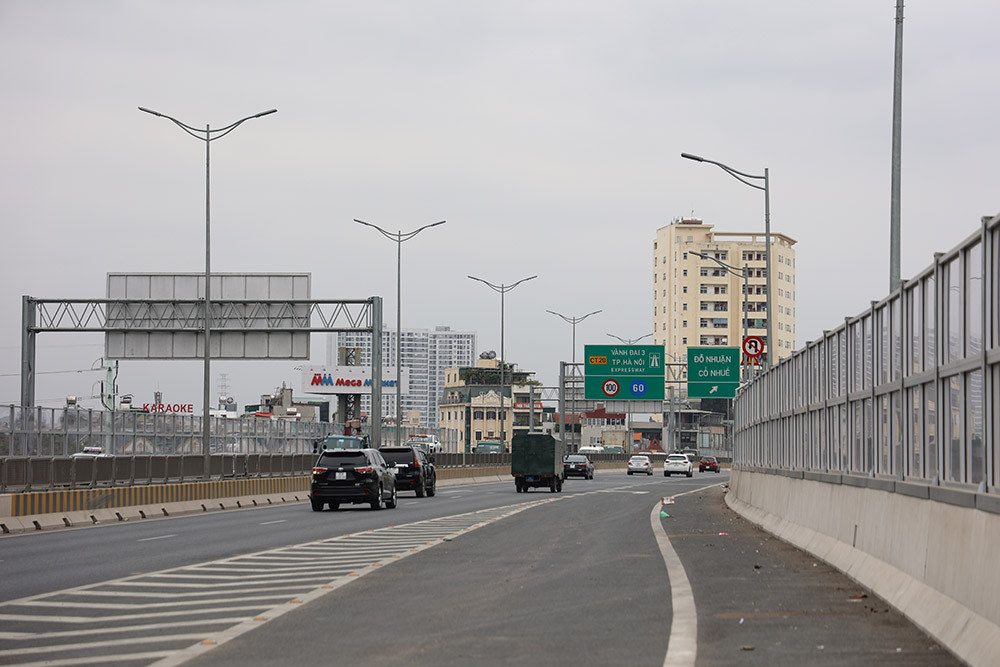 Phương tiện không được quay đầu xe trên đường cao tốc, không cho phương tiện giao thông chạy vào làn dừng khẩn cấp, làn này chỉ phục vụ cho các phương tiện phải dừng khẩn cấp. Trên tuyến đường cao tốc bố trí 1 điểm quay đầu xe phục vụ công tác cứu nạn, cứu hỏa, điều tiết giao thông (tại lý trình Km3+ 42,2-Km3+167,2).