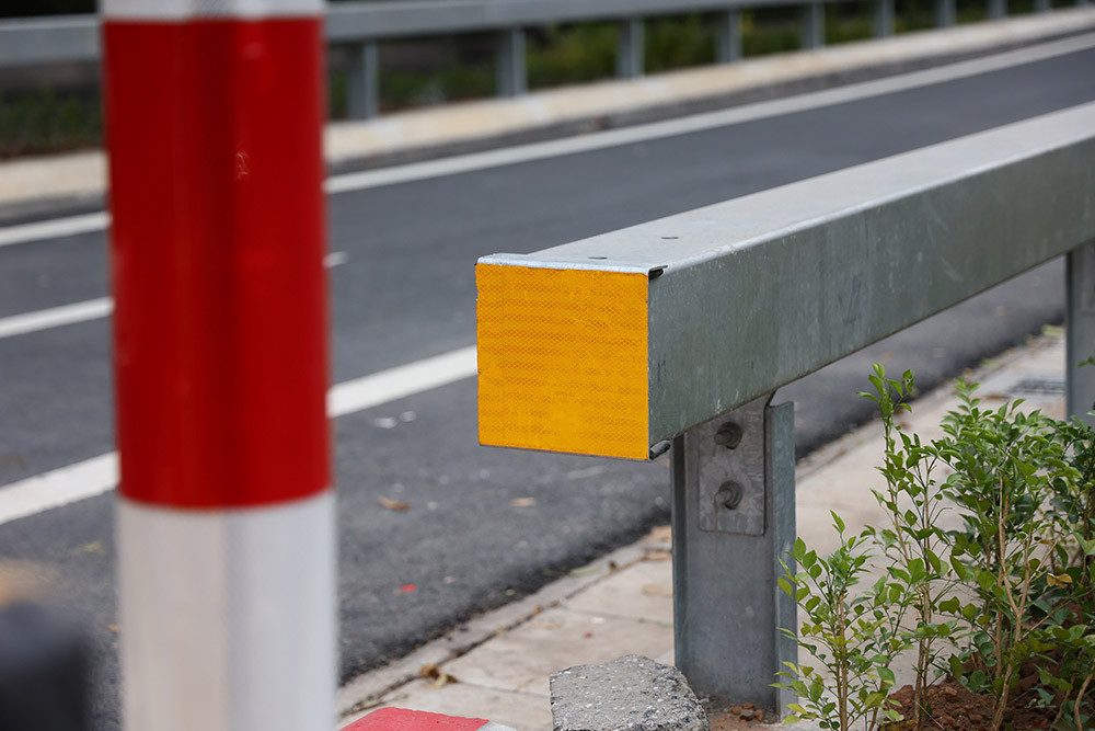 Hệ thống phản quang được lắp đặt nhiều vị trí.