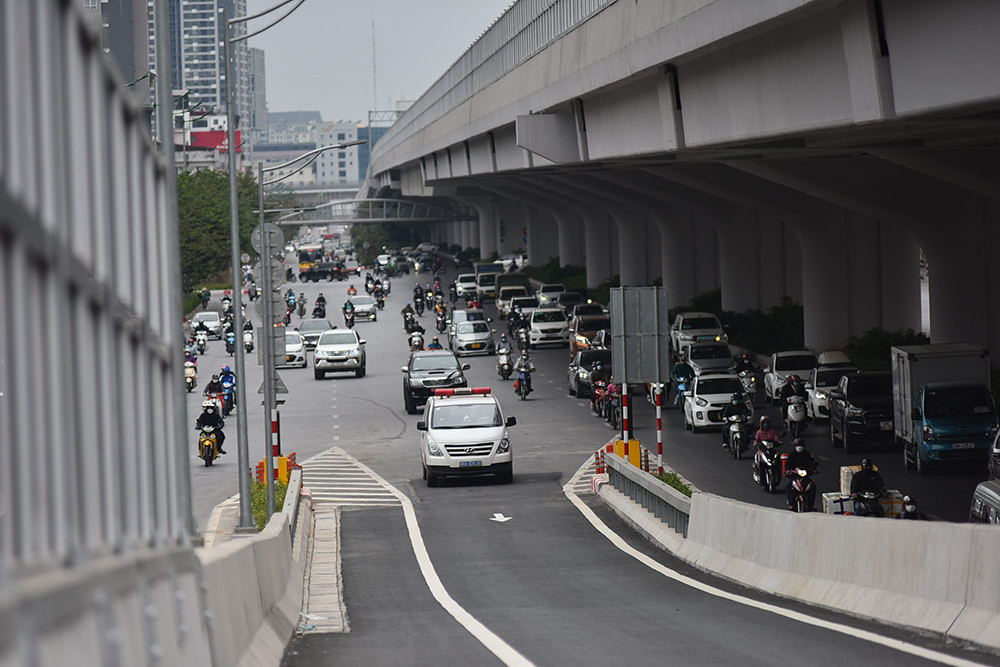 Đối với các nhánh lên xuống, mỗi chiều xe chạy gồm 1 làn xe cơ giới rộng 3,5m, một làn xe dừng khẩn cấp rộng 2m và dải an toàn bên trong rộng 0,5m. Giao thông trên đường cao tốc theo hai chiều riêng biệt; các xe chỉ được vào đường cao tốc ở các nút giao.