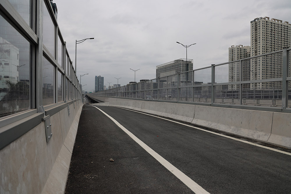 Theo thiết kế ban đầu, dự án chỉ đầu tư cầu cạn từ Mai Dịch đến Nam Thăng Long, không xây dựng các nhánh lên, xuống tuyến đường.