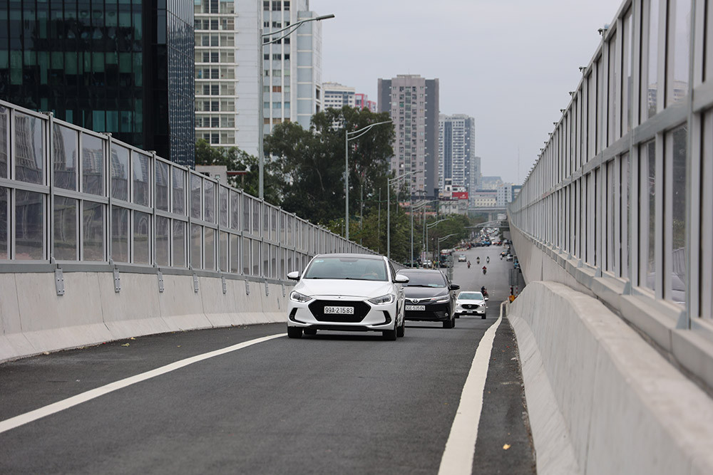 Đối với xe vận chuyển hàng nguy hiểm khi lưu thông trên đường cao tốc phải có giấy phép của cơ quan quản lý nhà nước có thẩm quyền… Điều kiện sử dụng các làn đường cao tốc gồm: Mỗi chiều xe chạy gồm 2 làn xe cơ giới rộng 3,75 m, một làn xe dừng khẩn cấp rộng 2,5 m và dài an toàn trong rộng 0,75m.