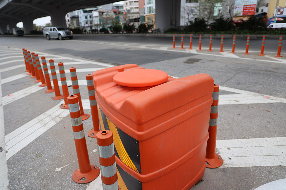 Trước mỗi nhánh ram dẫn lên đường cao tốc, hệ thống hỗ trợ giảm chấn khi va chạm được lặp đặt 2 bên, giúp lái xe an toàn hơn.