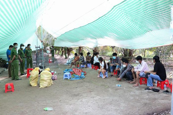  Triệt phá tụ điểm cờ bạc hoạt động rất tinh vi: Ngày 29/12, Công an huyện Long Hồ, tỉnh Vĩnh Long cho biết vừa triệt phá tụ điểm cờ bạc quy mô lớn trong vườn dừa có dịch vụ phục vụ ăn uống tại chỗ. Tang vật thu giữ gồm hai con gà hơn 19 triệu đồng trên chiếu bạc và hơn 340 triệu đồng trên người những người chơi.