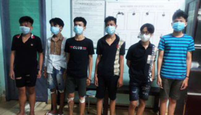  Bắt 6 thành viên "nhí" trong nhóm cướp giật: Ngày 29/12, Công an quận Bình Tân, TP.HCM cho biết vừa bắt giữ băng cướp có hành vi cướp tài sản xảy ra trên địa bàn. Băng cướp giật bao gồm các em có độ tuổi từ 14 đến 17 tuổi bỏ học, tụ tập thành nhóm để giật tài sản của người đi đường. 