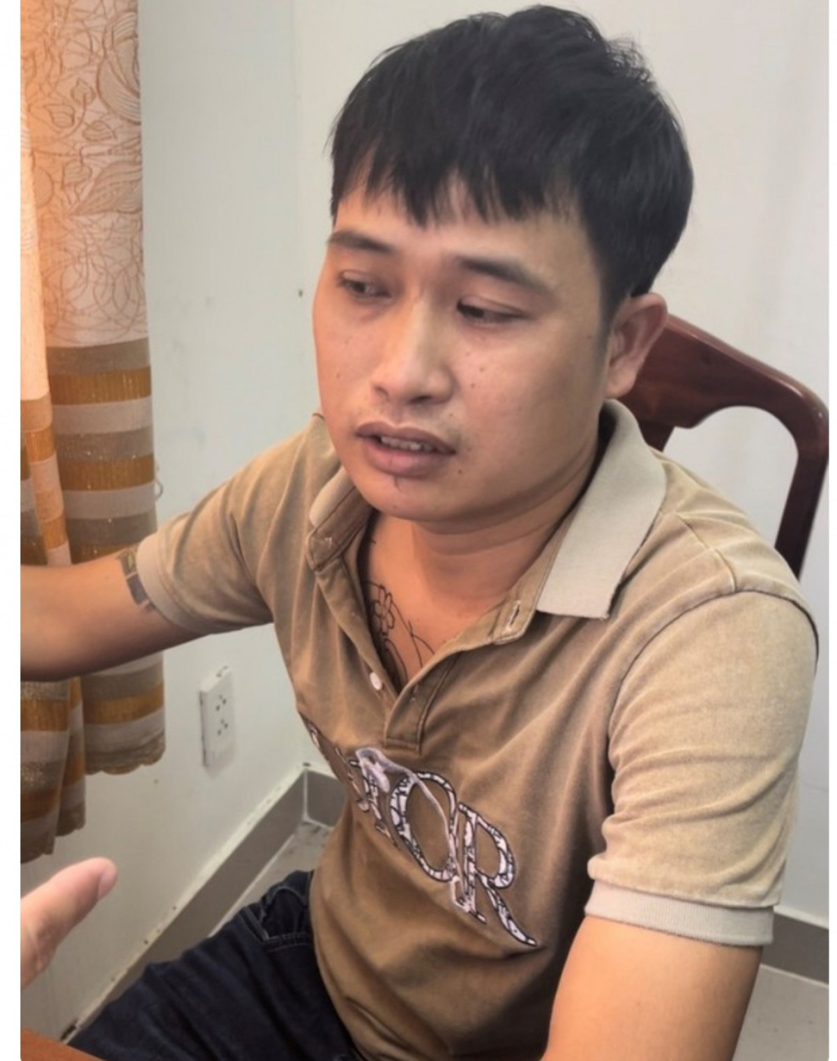  Cướp ngân hàng để trả nợ tiền cá độ bóng đá: Do vay mượn tiền để cá độ bóng đá không có khả năng chi trả, Trần Văn Hùng (SN 1990, ngụ huyện Bàu Bàng, Bình Dương) đã gần 450 triệu đồng tại một chi nhánh ngân hàng trên địa bàn huyện Bàu Bàng. Ngày 29/12, Công an tỉnh Bình Dương cho biết đang tạm giữ Hùng để điều tra, làm rõ. 