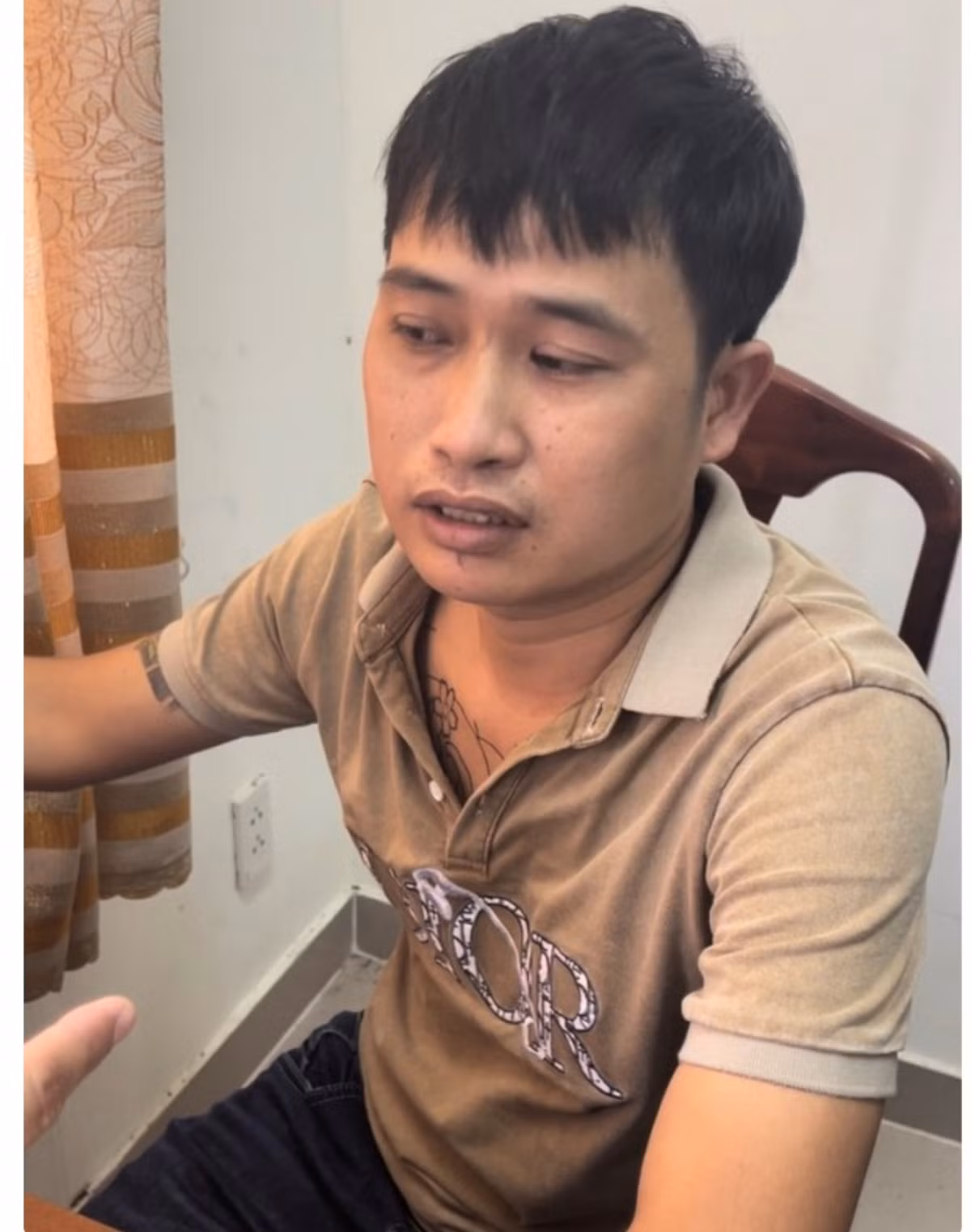  Cướp ngân hàng để trả nợ tiền cá độ bóng đá: Do vay mượn tiền để cá độ bóng đá không có khả năng chi trả, Trần Văn Hùng (SN 1990, ngụ huyện Bàu Bàng, Bình Dương) đã gần 450 triệu đồng tại một chi nhánh ngân hàng trên địa bàn huyện Bàu Bàng. Ngày 29/12, Công an tỉnh Bình Dương cho biết đang tạm giữ Hùng để điều tra, làm rõ. 