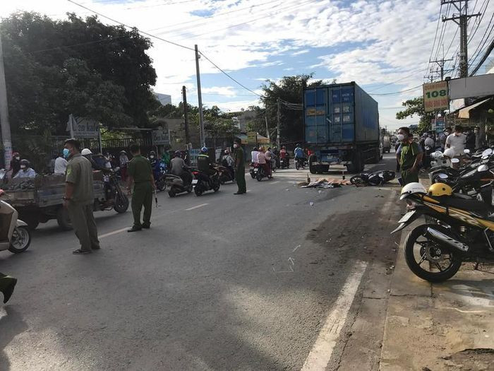  Nữ công nhân tử vong dưới bánh container: Sáng 29/12, chị L.T.K.H (40 tuổi, quê Bình Thuận) đang làm công nhân tại TP Thủ Đức, điều khiển xe máy đến đoạn ngã 3 Mỹ Thành 300m (phường Tân Phú, TP Thủ Đức, TP HCM) thì va chạm với xe container biển số 50LD-153.97 chạy cùng chiều. Vụ việc làm chị H. tử vong tại chỗ.