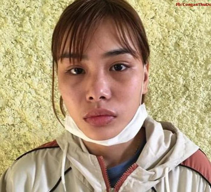  Giả vờ mua dây chuyền rồi trộm cắp: Hoàng Thị Tâm (SN 2002, trú huyện Hậu Lộc, tỉnh Thanh Hóa) vào cửa hàng vàng bạc ở xã Thạch Đà, huyện Mê Linh, Hà Nội để giả vờ mua vàng. Sau đó, đối tượng lén lút lấy trộm một sợi dây chuyền vàng tây (1,53 chỉ) nhưng bị chủ cửa hàng phát hiện. Ngày 27/12, Công an huyện Mê Linh cho biết đang tạm giữ Tâm để điều tra. 