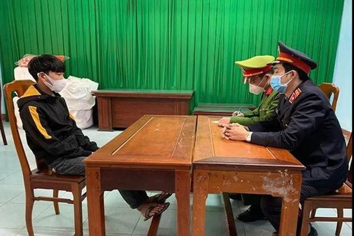  Mang dao phòng thân, đâm 2 người gây thương tích: Phát sinh mâu thuẫn trong quán cà phê, Lê Hoàng Quang Tiến (SN 2003, trú thị xã Hương Trà, Thừa Thiên Huế) đã dùng dao đâm nhiều nhát vào nhóm bạn khiến 2 người bị thương nặng. Ngày 27/12, VKSND Thị xã Hương Trà cho biết đã đã phê chuẩn quyết định khởi tố bị can và lệnh bắt tạm giam Tiến. 