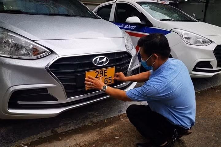  Xe kinh doanh vận tải phải đổi sang biển số vàng: Thông tư 58 của Bộ Công an quy định biển số ô tô kinh doanh vận tải sẽ có nền màu vàng, chữ và số màu đen, seri biển số sử dụng lần lượt một trong 20 chữ cái sau: A, B, C, D, E, F, G, H, K, L, M, N, P, S, T, U, V, X, Y, Z. Ngoài ra, các xe kinh doanh vận tải đăng ký mới sẽ được cấp biển màu vàng từ ngày 1/8. Đối với các phương tiện kinh doanh đã hoạt động trước đó sẽ phải chuyển đổi sang biển vàng trước ngày 31/12.