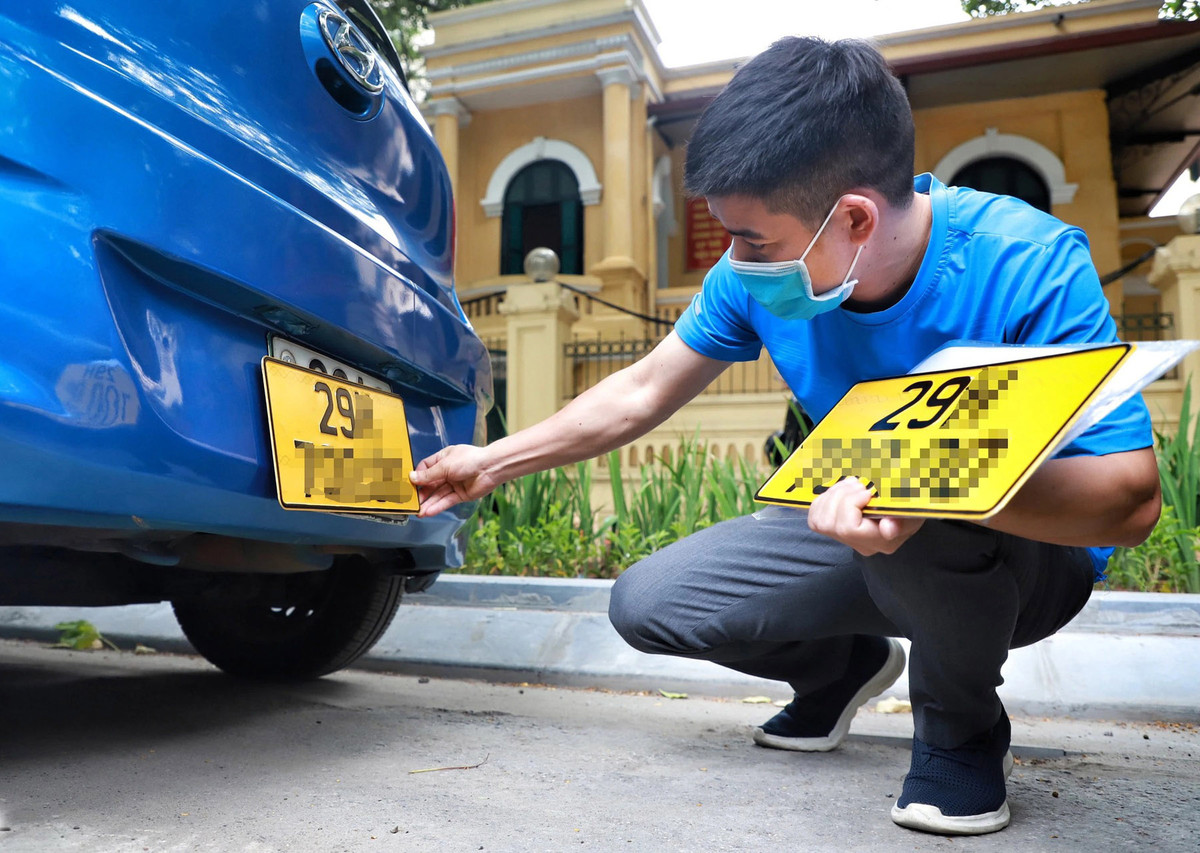 Để tạo thuận lợi cho các chủ xe, Thông tư mới cũng quy định việc đăng ký xe được rút ngắn thời gian thay vì tối đa 7 ngày như hiện nay, người dân có thể đăng ký trực tuyến trên mạng sau đó hẹn giờ, ngày đến làm thủ tục và lấy biển số. Ngoài ra, chủ xe khi đi đổi biển số chỉ cần mang một trong những giấy tờ như chứng minh thư, thẻ căn cước, hộ chiếu hoặc hộ khẩu, không cần mang xe đến trụ sở đăng ký, sau đó điền tờ khai (không phải cà số khung, số máy) và sẽ được cấp biển mới ngay nếu đủ điều kiện.