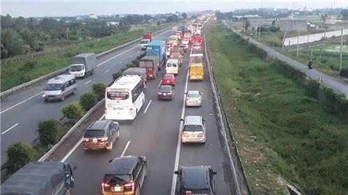 Hết thời hạn giảm phí đường bộ: Nhằm tháo gỡ khó khăn cho các doanh nghiệp chịu ảnh hưởng của dịch COVID-19, Thông tư 47/2021 của Bộ Tài chính quy định giảm nhiều mức lệ phí từ 1/7 đến 31/12.