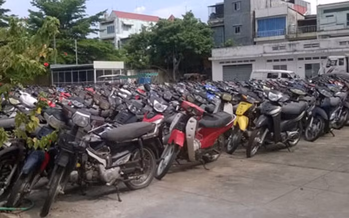 Do vậy, nếu không thực hiện sang tên xe theo thời hạn nói trên, từ ngày 1/1/2022, xe không có giấy tờ chuyển quyền sở hữu sẽ không được giải quyết sang tên. Mức phạt: Nghị định 100 quy định: Không làm thủ tục đăng ký sang tên xe máy: Cá nhân sẽ bị phạt từ 400.000 đến 600.000 đồng; tổ chức bị phạt tiền 800.000-1 triệu đồng. Không làm thủ tục đăng ký sang tên ôtô: Cá nhân bị phạt 2-4 triệu đồng; tổ chức bị phạt 4-8 triệu đồng.