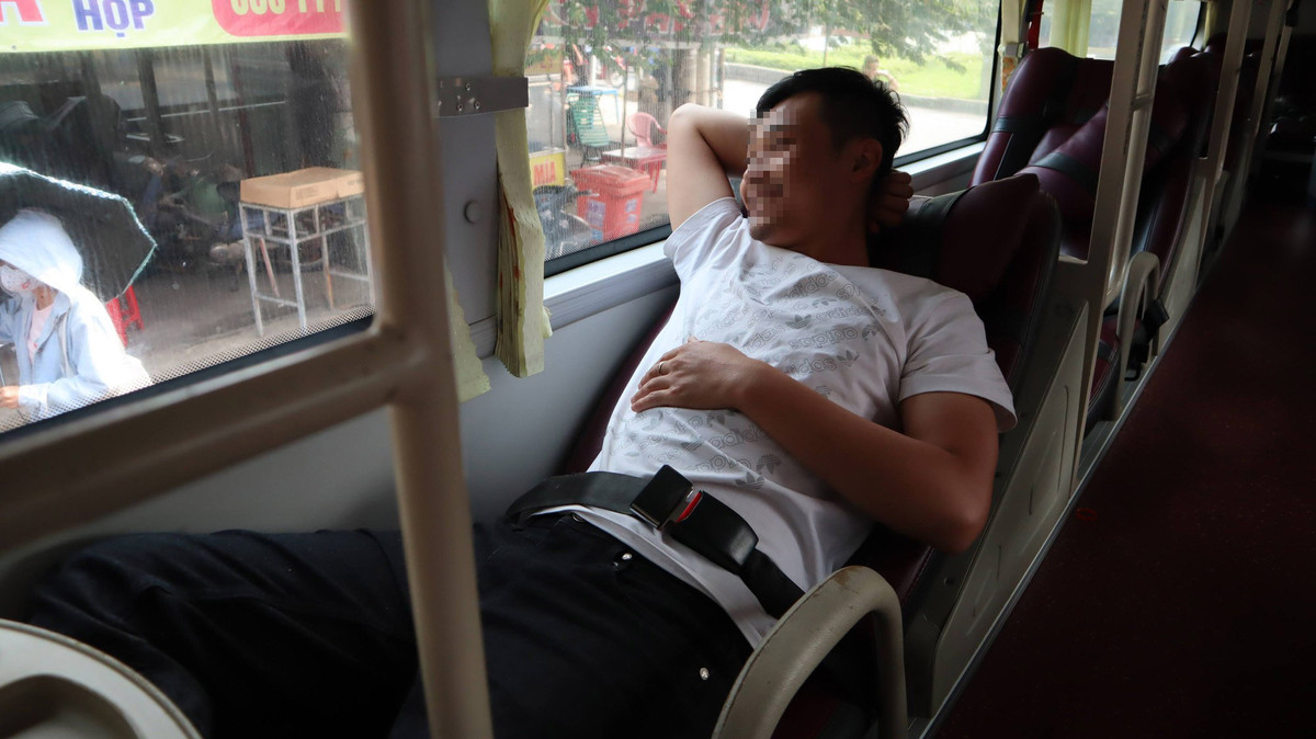 Mức phạt: Khoản 3, Điều 23 Nghị định 100 quy định phạt 600.000-800.000 đồng đối với các trường hợp điều khiển ôtô kinh doanh vận tải không có dây an toàn tại các vị trí ghế ngồi, giường nằm theo quy định (trừ xe buýt nội tỉnh). 