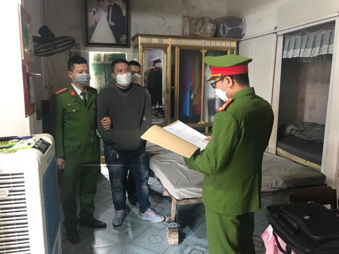  Bắt đối tượng cho vay tín dụng đen với lãi suất 'cắt cổ': Ngày 25/12, Công an tỉnh Quảng Bình cho biết đang tạm giữ Trương Tuấn An (SN 1991, trú tại xã Bảo Ninh, TP. Đồng Hới) để làm rõ hành vi đánh bạc và cho vay lãi nặng trong giao dịch dân sự. Từ năm 2020 đến nay, Tuấn đã cho nhiều người vay tiền với lãi suất cao, số tiền thu lợi bất chính khoảng hơn 130 triệu đồng.