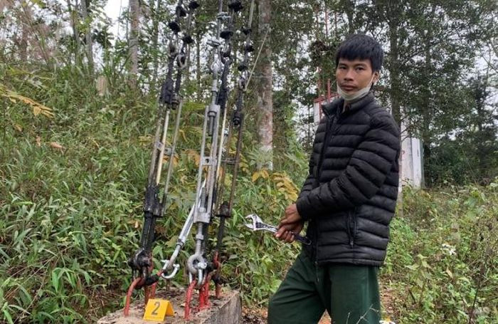  Bắt đối tượng trộm dây tăng đơ cột anten Viễn thông: Dương Công Minh (SN 1996, trú huyện Văn Lãng, Lạng Sơn) lợi dụng việc các trạm BTS ở trên đồi vắng, khu vực ít dân cư, Minh đã thực hiện chót lọt 5 vụ trộm tăng đơ dùng để căng dây co cột ăng ten các trạm BTS của Viễn thông Lạng Sơn ở một số xã của huyện Văn Lãng. Ngày 25/12, Công an huyện Văn Lãng cho biết đang tạm giữ Minh để điều tra. 