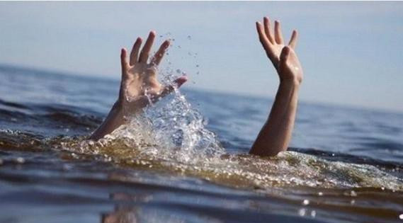  Tắm đập, hai học sinh đuối nước tử vong: Ngày 25/12, UBND xã Phước Thuận, huyện Tuy Phước, Bình Định) cho biết, chiều 24/12, 2 em T.V.D. và T.V.N. (cùng 13 tuổi, ở xã Phước Thuận) nhảy xuống đập nước thủy lợi An Thuận để tắm. Không may gặp nước lớn và chảy xiết, em D. và em N. bị nước nhấn chìm dẫn đến tử vong. (Ảnh minh họa)