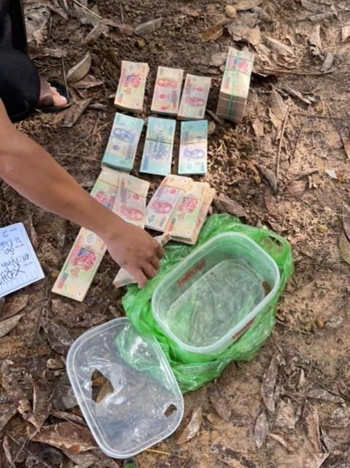  Đêm Noel, đột nhập nhà hàng xóm trộm hơn 700 triệu đồng: Tối 24/12, biết nhà hàng xóm đi chơi Noel, Ninh Thế Thạnh (SN 1984, trú huyện Dầu Tiếng, Bình Dương) đột nhập vào nhà hàng xóm trộm số tiền 750 triệu đồng. Tuy nhiên Công an hắn đã bắt giữ nghi phạm chỉ sau vài giờ phá án.