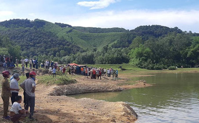  Khởi tố vụ án 2 cháu nhỏ tử vong bất thường dưới hồ: Ngày 24/12, Công an tỉnh Đắk Nông cho biết đã khởi tố vụ án tội giết người để điều tra vụ 2 cháu nhỏ tử vong dưới hồ tại xã Đắk Nang (huyện Krông Nô, tỉnh Đắk Nông) đồng thời truy tìm bà nội của nạn nhân để điều tra vụ án. (Ảnh minh họa) 