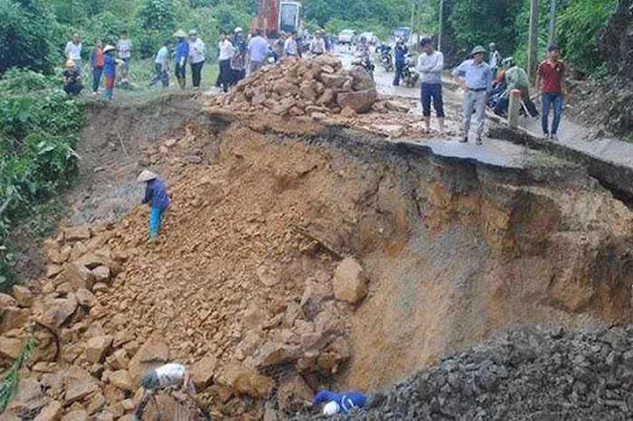  Sạt lở đất, 3 học sinh tiểu học tử vong: Ngày 24/12, UBND xã Thượng Ấm, huyện Sơn Dương, tỉnh Tuyên Quang cho biết, chiều 23/12, một nhóm gồm em học sinh Trường Tiểu học Thượng Ấm rủ nhau lên khu đồi thuộc thôn Đồng Bèn 2 chơi thì bất ngờ đất sạt lở, vùi lấp khiến 3 em tử vong, một em may mắn được người dân ứng cứu cứu sống. (Ảnh minh họa) 