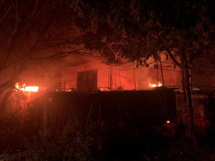  Cháy lớn xưởng chế biến đồ gỗ lúc rạng sáng: Rạng sáng 24/10, một vụ hỏa hoạn lớn đã xảy ra tại xưởng chế biến đồ gỗ rộng 70m2 tại phường Lĩnh Nam (Hoàng Mai, Hà Nội). Xưởng gỗ rộng khoảng 70m2, đám cháy đã làm một phần vách tôn bị sụp đổ, khu vực cháy nằm độc lập với khu dân cư. Nguyên nhân ban đầu được xác định có thể do sơ xuất trong quá trình sử dụng nguồn nhiệt gây ra. 