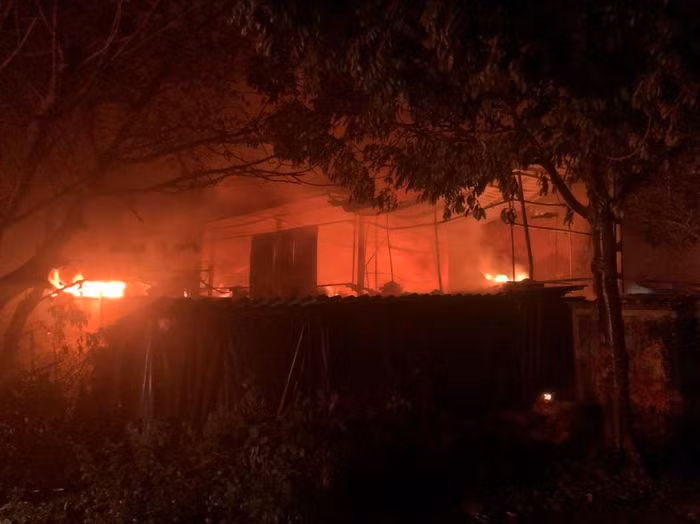  Cháy lớn xưởng chế biến đồ gỗ lúc rạng sáng: Rạng sáng 24/10, một vụ hỏa hoạn lớn đã xảy ra tại xưởng chế biến đồ gỗ rộng 70m2 tại phường Lĩnh Nam (Hoàng Mai, Hà Nội). Xưởng gỗ rộng khoảng 70m2, đám cháy đã làm một phần vách tôn bị sụp đổ, khu vực cháy nằm độc lập với khu dân cư. Nguyên nhân ban đầu được xác định có thể do sơ xuất trong quá trình sử dụng nguồn nhiệt gây ra. 