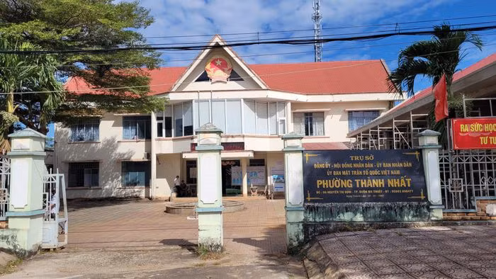  Đình chỉ công tác nữ Chủ tịch phường: Ngày 24/12, UBND TP Buôn Ma Thuột, Đắk Lắk đã quyết định đình chỉ công tác 15 ngày đối với đối với bà Lê Thị Loan - Chủ tịch UBND phường Thành Nhất. Bà Loan đã để xảy ra 58 trường hợp vi phạm các quy định về quản lý đất đai, trật tự xây dựng, nhưng không kịp thời phát hiện và xử lý theo quy định. 