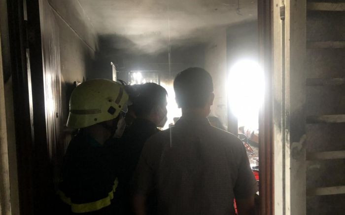  Bé trai bị tâm thần đốt ghế sofa gây cháy chung cư: Trưa 24/12, lực lượng chức năng TP.HCM kịp thời giải cứu 6 người mắc kẹt trong đám cháy xảy ra tại căn hộ ở tầng 12, chung cư Tecco, phường Tân Thới Nhất, Quận 12, TP HCM. Nhận định ban đầu, vụ hỏa hoạn do một bé trai (12 tuổi, bị tâm thần) tự đốt ghế sofa gây cháy.