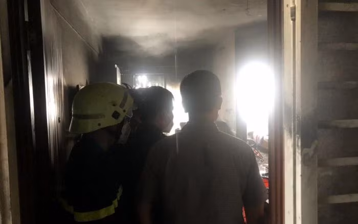  Bé trai bị tâm thần đốt ghế sofa gây cháy chung cư: Trưa 24/12, lực lượng chức năng TP.HCM kịp thời giải cứu 6 người mắc kẹt trong đám cháy xảy ra tại căn hộ ở tầng 12, chung cư Tecco, phường Tân Thới Nhất, Quận 12, TP HCM. Nhận định ban đầu, vụ hỏa hoạn do một bé trai (12 tuổi, bị tâm thần) tự đốt ghế sofa gây cháy.