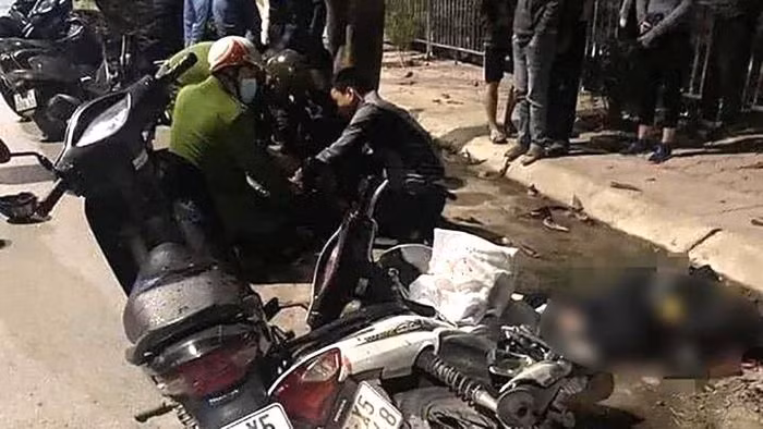  Nữ sinh Học viên Ngân hàng bị bạn trai chặn đường sát hại: Do mâu thuẫn tình cảm, Hoàng Tuấn An (SN 2002, trú huyện Hoài Đức, TP Hà Nội) đứng chặn chị H.T.N.H (SN 2002, trú cùng địa phương) trên đường rồi đâm bạn gái chết tại chỗ. Ngày 24/12, Công an huyện Hoài Đức cho biết đang tạm giữ An để điều tra, làm rõ. 