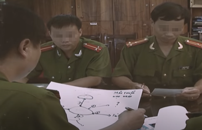 Bằng sự kiên trì và lòng quyết tâm lực lượng điều tra vụ án nhận được thông tin khả năng thủ phạm gây án có quan hệ với gia đình nạn nhân và do mâu thuẫn với người thân của nạn nhân đã cấu kết với đối tượng bên ngoài để phạm tội. Xác minh theo hướng dựng các mâu thuẫn trong nội bộ gia đình nạn nhân, lực lượng điều tra đã phát hiện một số đối tượng liên quan đến vụ án.