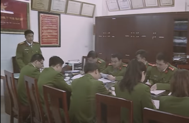 Tập trung đi sâu tìm hiểu các mối quan hệ của gia đình nạn nhân, lực lượng công an phối hợp với cơ quan Điều tra hình sự, Bộ Tổng tham mưu - Bộ Quốc phòng không phát hiện được mâu thuẫn của họ với những người xung quanh. Vậy kẻ nào đã ra tay tàn bạo, sát hại cả gia đình nạn nhân? - Câu hỏi này ám ảnh Ban chuyên án trong nhiều tháng ròng, thúc giục họ tích cực điều tra để truy tìm manh mối của kẻ thủ ác.