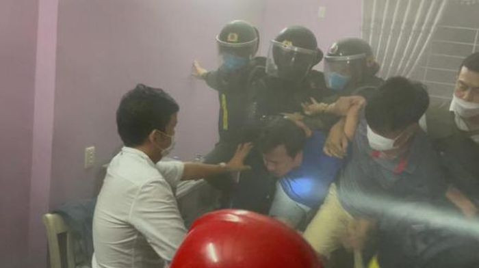  Nghịch tử đòi tiền cha mẹ không được liền mua xăng về đốt nhà: Tối 20/12, do nhiều lần yêu cầu gia đình đưa 350 triệu đồng để tiêu xài nhưng không được đáp ứng nên Trần Thanh Hải (SN 1972, trú tại phường Phước Nguyên, TP. Bà Rịa) đã mua xăng về nhà đe dọa thì bị lực lượng chức năng khống chế, bắt giữ. Ngày 21/12, Công an tỉnh Bà Rịa – Vũng Tàu cho biết đang điều tra, làm rõ. 