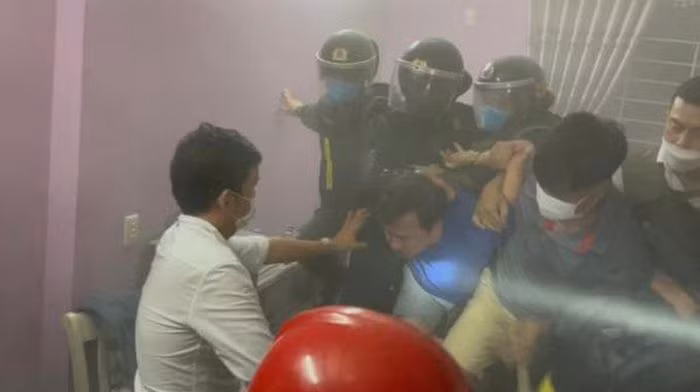  Nghịch tử đòi tiền cha mẹ không được liền mua xăng về đốt nhà: Tối 20/12, do nhiều lần yêu cầu gia đình đưa 350 triệu đồng để tiêu xài nhưng không được đáp ứng nên Trần Thanh Hải (SN 1972, trú tại phường Phước Nguyên, TP. Bà Rịa) đã mua xăng về nhà đe dọa thì bị lực lượng chức năng khống chế, bắt giữ. Ngày 21/12, Công an tỉnh Bà Rịa – Vũng Tàu cho biết đang điều tra, làm rõ. 