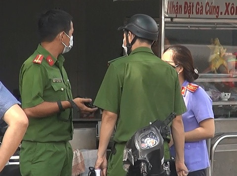  Điều tra vụ đôi nam, nữ tử vong tại Kiên Giang: Chiều 20/12, người dân phát hiện chị Nguyễn Thị Bích Tuyền (37 tuổi, ngụ xã Nam Yên, huyện An Biên, Kiên Giang) treo cổ chết trước hiên nhà là nơi người phụ nữ này tạm trú. Kiểm tra trong nhà, phát hiện anh Phạm Văn Tiếng (41 tuổi) tử vong trong phòng và có nhiều vết dao đâm vào bụng. Ngày 21/12, Công an huyện An Biên cho biết đang điều tra, làm rõ. (Ảnh minh hoạ)