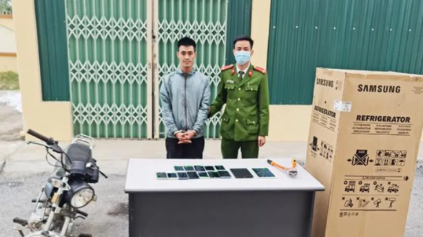  Nam thanh niên trộm hàng chục điện thoại di động, máy tính bảng: Trịnh Văn Tình (SN 1993, trú hị xã Thái Hòa, Nghệ An) đã đột nhập vào một cửa hàng điện thoại ở thị xã Hồng Lĩnh (Hà Tĩnh) trộm 32 điện thoại di động, máy tính bảng các loại, 2 triệu đồng và một số tài sản khác. Ngày 21/12, Công an thị xã Hồng Lĩnh cho biết đã khởi tố, bắt tạm giam Tình. 
