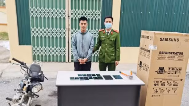  Nam thanh niên trộm hàng chục điện thoại di động, máy tính bảng: Trịnh Văn Tình (SN 1993, trú hị xã Thái Hòa, Nghệ An) đã đột nhập vào một cửa hàng điện thoại ở thị xã Hồng Lĩnh (Hà Tĩnh) trộm 32 điện thoại di động, máy tính bảng các loại, 2 triệu đồng và một số tài sản khác. Ngày 21/12, Công an thị xã Hồng Lĩnh cho biết đã khởi tố, bắt tạm giam Tình. 