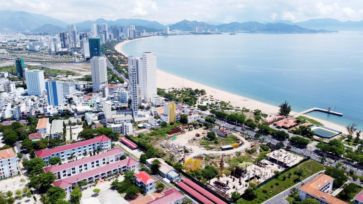  Khởi tố 3 cựu lãnh đạo Khánh Hòa liên quan sai phạm dự án "đất vàng": Tháng 10/2021, Công an tỉnh Khánh Hòa cho biết đã tống đạt quyết định khởi tố bị can đối với ba nguyên lãnh đạo tỉnh này vì liên quan đến sai phạm đất đai tại dự án đất vàng Nha Trang Golden Gate số 28E Trần Phú, P.Vĩnh Nguyên (TP.Nha Trang). 